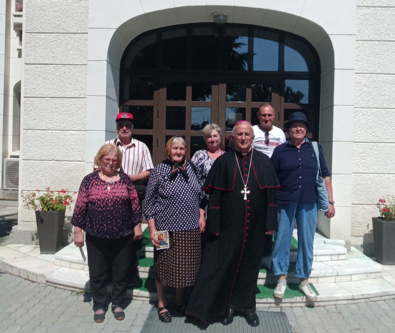 Pusztinai hívek Jászvásárban Iosif Păuleț püspöknél •  Fotó: Nyisztor Tinka archívumából
