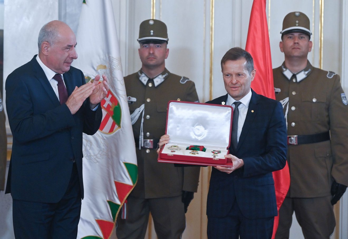 Krausz Ferenc Nobel-díjas fizikus, miután átvette Sulyok Tamás köztársasági elnöktől a Magyar Szent István Rend kitüntetést az augusztus 20-i állami ünnep alkalmából a Sándor-palotában •  Fotó: MTI/Bruzák Noémi