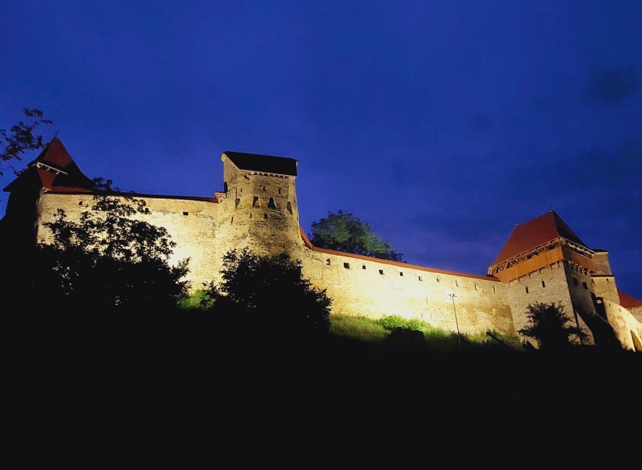 Vár a vár. Bár a műemlék hivatalosan zárva van, néhány rendezvény előtt megnyitották a kapukat •  Fotó: Facebook/Ovidiu Șoaita