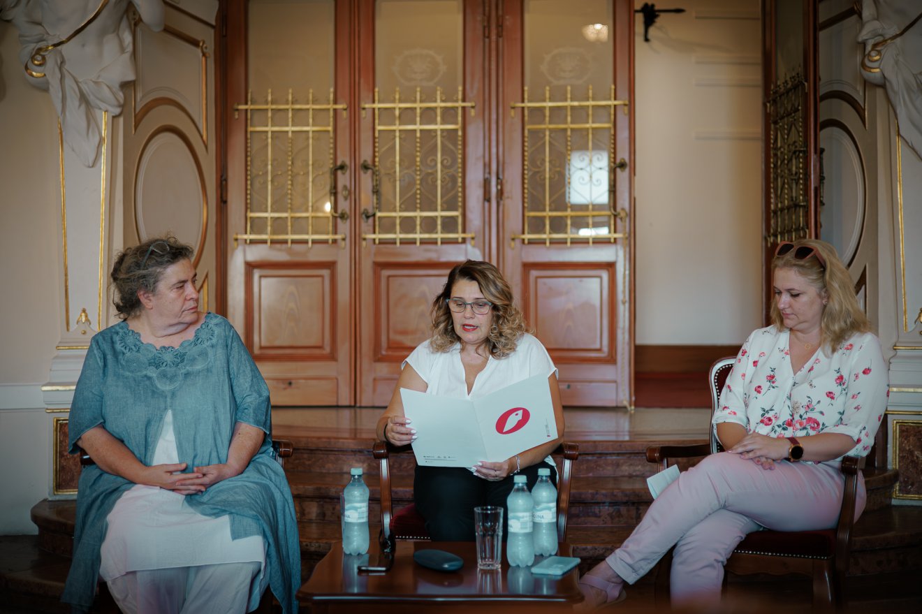 Novák Eszter, Czvikker Katalin és Botházy-Daróczi Réka a Szigligeti Színház beharangozó sajtótájékoztatóján •  Fotó: Szigligeti Színház