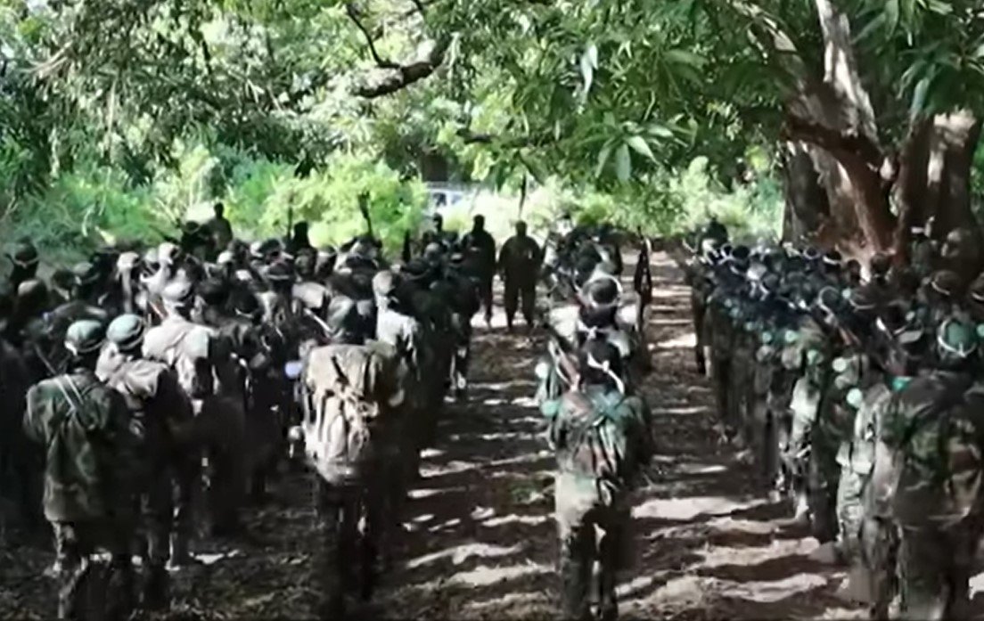 Az al-Shabaab iszlamista terrorista milícia osztagai kiképzésen •  Fotó: Videófelvétel