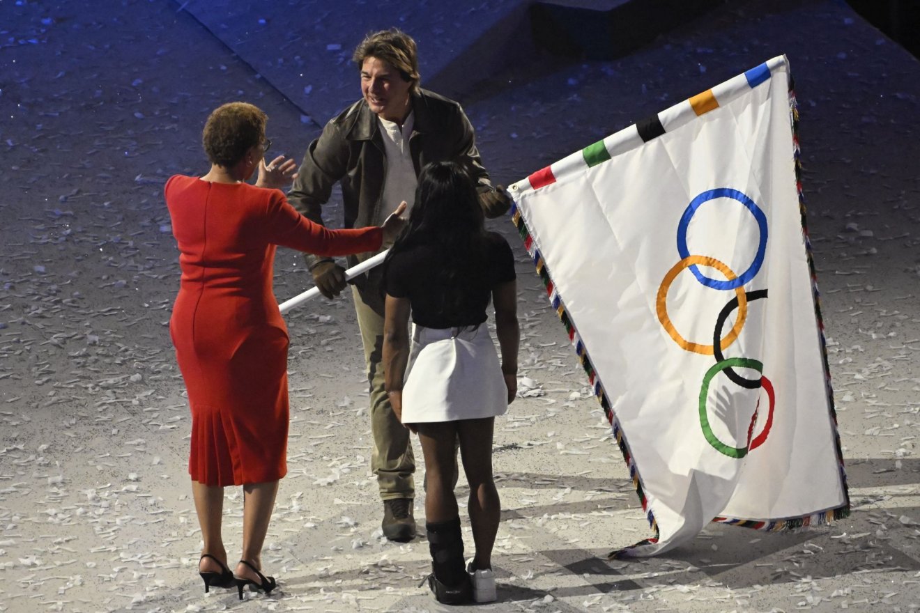 Tom Cruise amerikai színész átveszi az olimpiai zászlót Karen Basstől, Los Angeles polgármesterétől a 2024-es párizsi nyári olimpia záróünnepségén •  Fotó: MTI/Czeglédi Zsolt