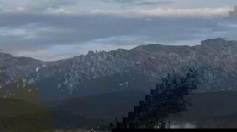 Bozóttüzet okozott a villámlás a Bucsecs-hegységben, helikoptert is be kell vetni