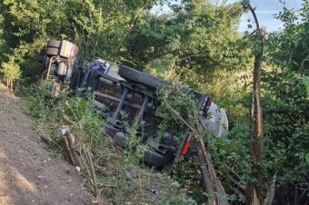 Megelőznék a robbanást: több mint 12 órája vannak bevetésen az Arad megyei tűzoltók egy felborult tartálykocsinál