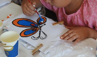 Szappant és díszdobozokat készítenek, pólót és vásznat festenek – látogatóban egy szilágysági kézműves gyerekfoglalkozáson