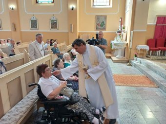„A szomorkodóval szomorkodni, a nevetővel nevetni”. Terheket vesz le az állam válláról a Máltai Szeretetszolgálat Kisiratoson is