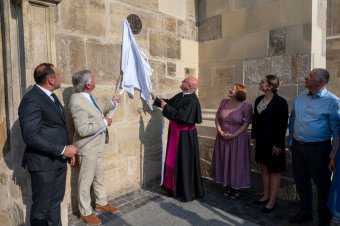 Leleplezték a kolozsvári Szent Mihály-templom szakszerű helyreállításáért odaítélt Europa Nostra díjhoz járó bronzplakettet