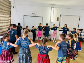 Elődeik néptáncainak és -dalainak elsajátításával élővé teszik szórványközösségüket a bethlenszentmiklósi fiatalok