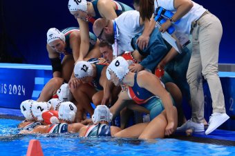 Közel volt a bravúr, de kikapott a bírói ellenszélben küzdő női pólóválogatott Amerikától a negyeddöntőben