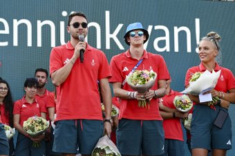 Földet ért a magyar aranygép, Milák Kristóf is mikrofont ragadott