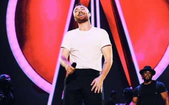 Ötvenfős csapatával és saját szakácsával érkezik a kolozsvári Untold fesztiválra Sam Smith