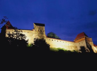 Késik a restaurált szászkézdi parasztvár megnyitása, „visszavernék” az autósok támadását