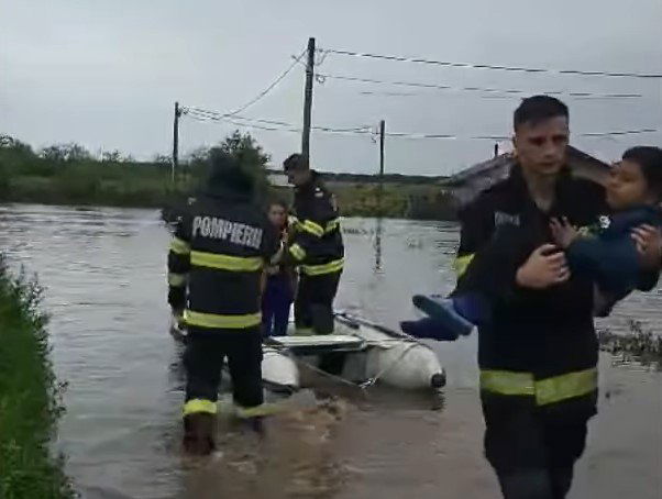 Árvíz pusztít a román tengerparton, háromszáz tűzoltó dolgozik a károk elhárításán