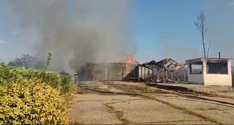 A hadsereg gépei is oltják a Máramaros megyei bozóttüzet, közel száz embert kilakoltattak (VIDEÓ)
