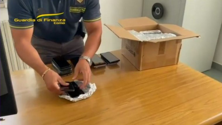 Több mint száz lopott mobiltelefont találtak az olasz hatóságok egy román férfinél