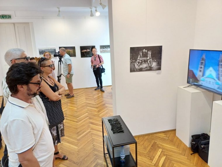 „Sztereóképekkel” gazdagított fotókiállításon tehettek pécsi virtuális sétát az aradiak