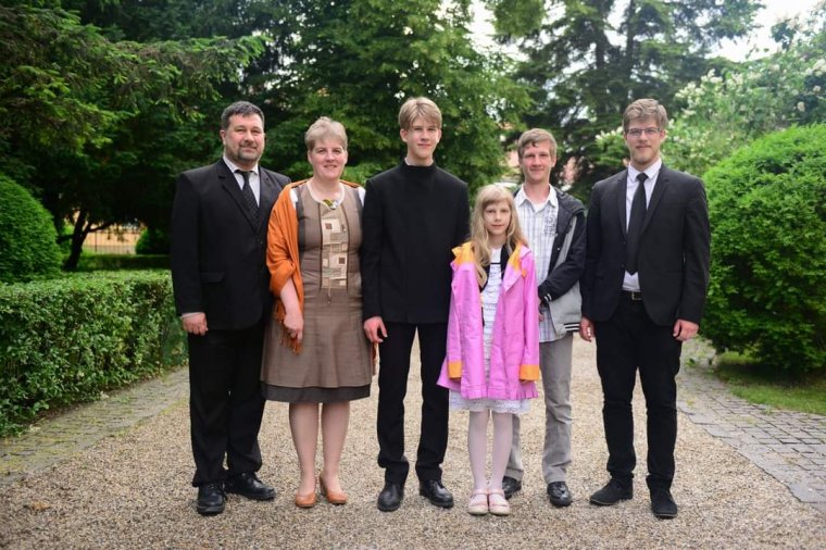 A közös játék és beszélgetés öröme: a hattagú Sógor-családban mindig jut idő egymásra