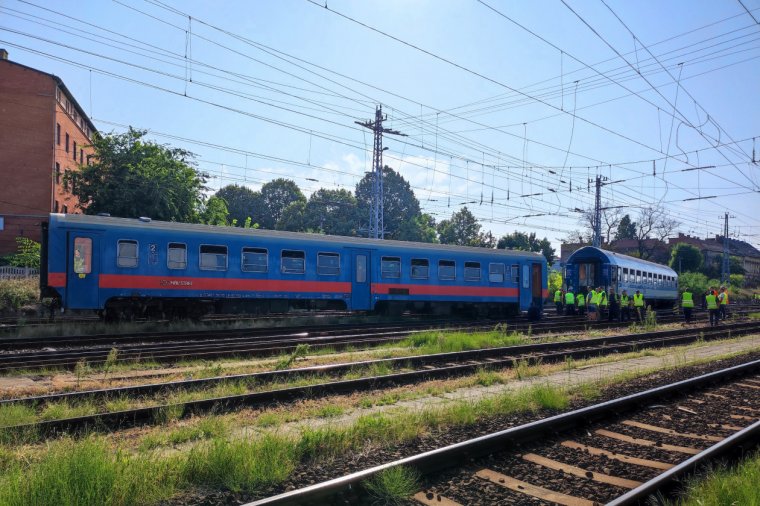 Nincs sérültje a Kolozsvár–Budapest-járat kisiklásának, zajlik a műszaki mentés
