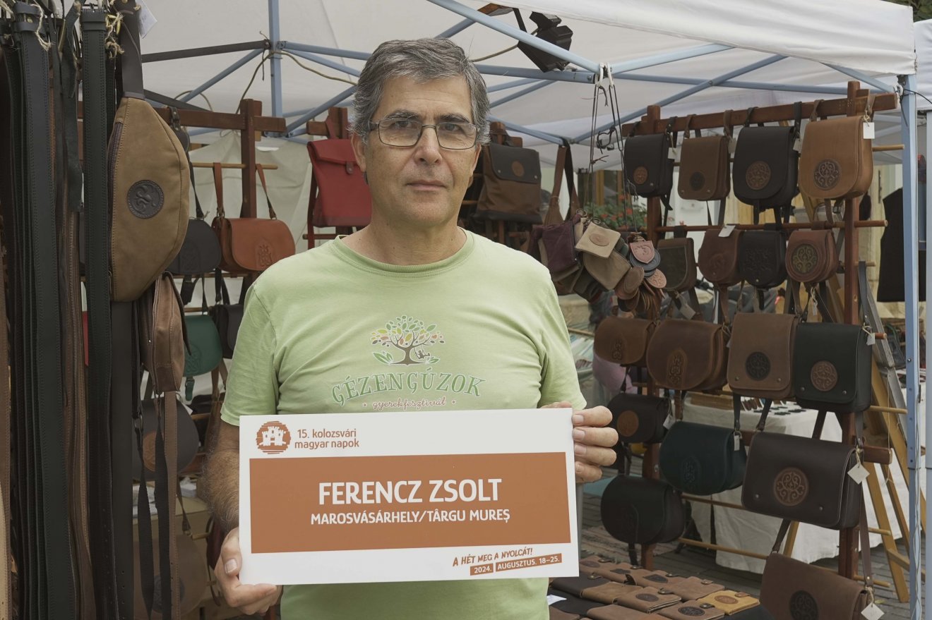 Ferencz Zsolt bőrdíszműves. Azt vallja, hogy a minőségi és drága áru is gazdára lel •  Fotó: Oláh-Badi Levente