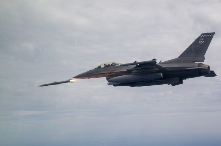Levegő-levegő. Az AMRAAM rakéták F-16-os és F-35-ös vadészgépekre is felszerelhetők •  Fotó: Az Egyesült Államok bukaresti nagykövetsége/amerikai légierő