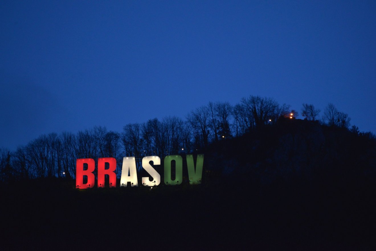 Piros-fehér-zöld színekben pompáztak idén is a Brassó fölé magasodó Cenk-hegyen a város román nevét (Brașov) kirajzoló óriásbetűk augusztus 20. tiszteletére •  Fotó: Brassó polgármesteri hivatala
