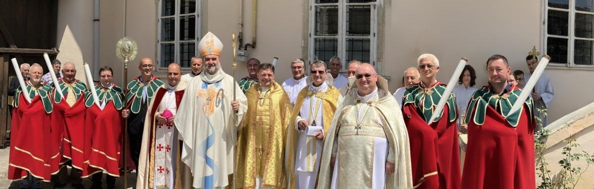 Az örmény katolikus plébánia udvarán készült közös fotó  egy egyházi ünnepség után •  Fotó: Szamosújvári örmény katolikus plébánia