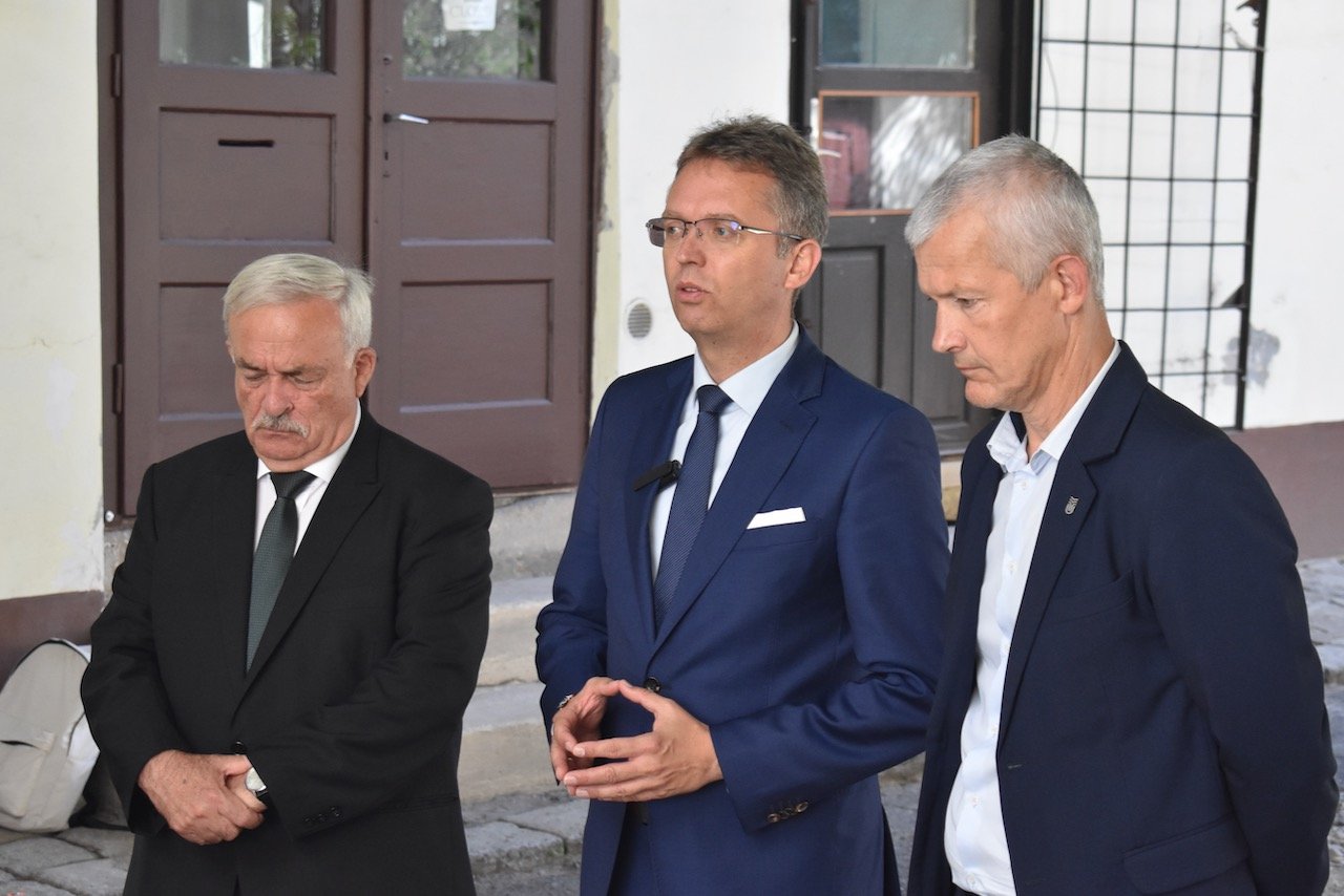 Kató Béla püspök, Hankó Balázs kulturális és innovációs miniszter és Tonk Márton, a Sapientia rektora a doorstep sajtótájékoztatón •  Fotó: Gazda Árpád