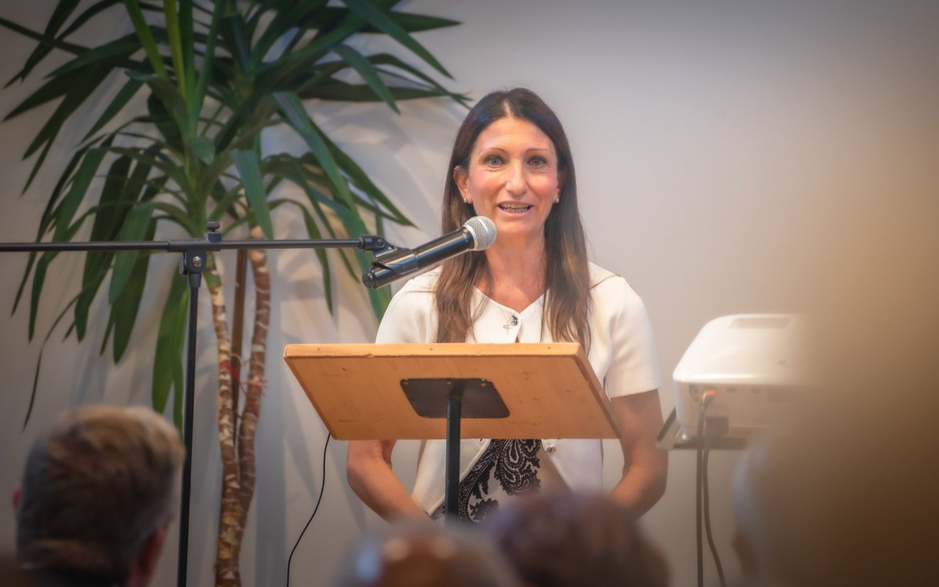Dr. Cristiana Marinelli, Márton Áron szentté avatási eljárásának olaszországi ügyvivője köszöntötte az egybegyűlteket Csíkszentdomokoson •  Fotó: Erdélyi Ferencesek