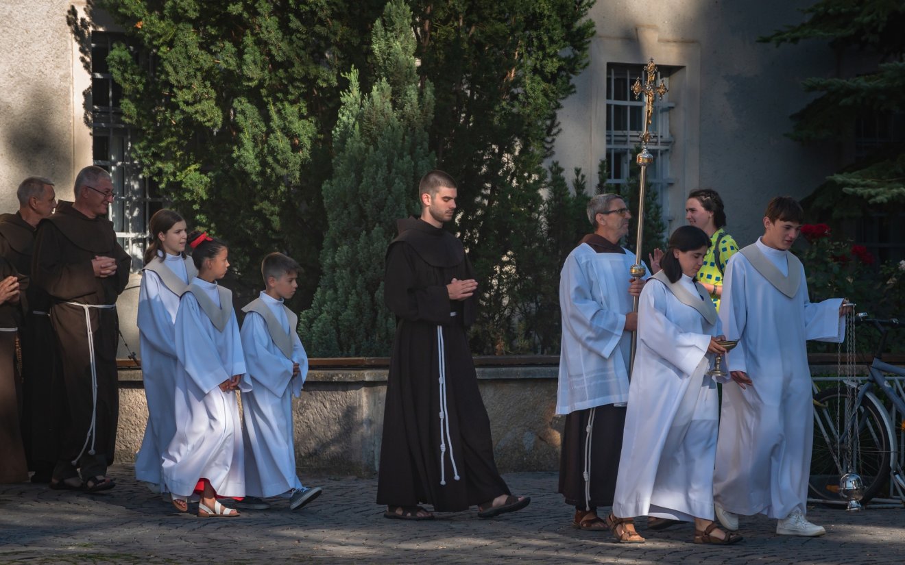 A sepsiszentgyörgyi származású Tölgyesi Kristóf, rendi nevén fr. Teofil (középen) a csíksomlyói ünnepségen •  Fotó: Erdélyi Ferences Rendtartomány