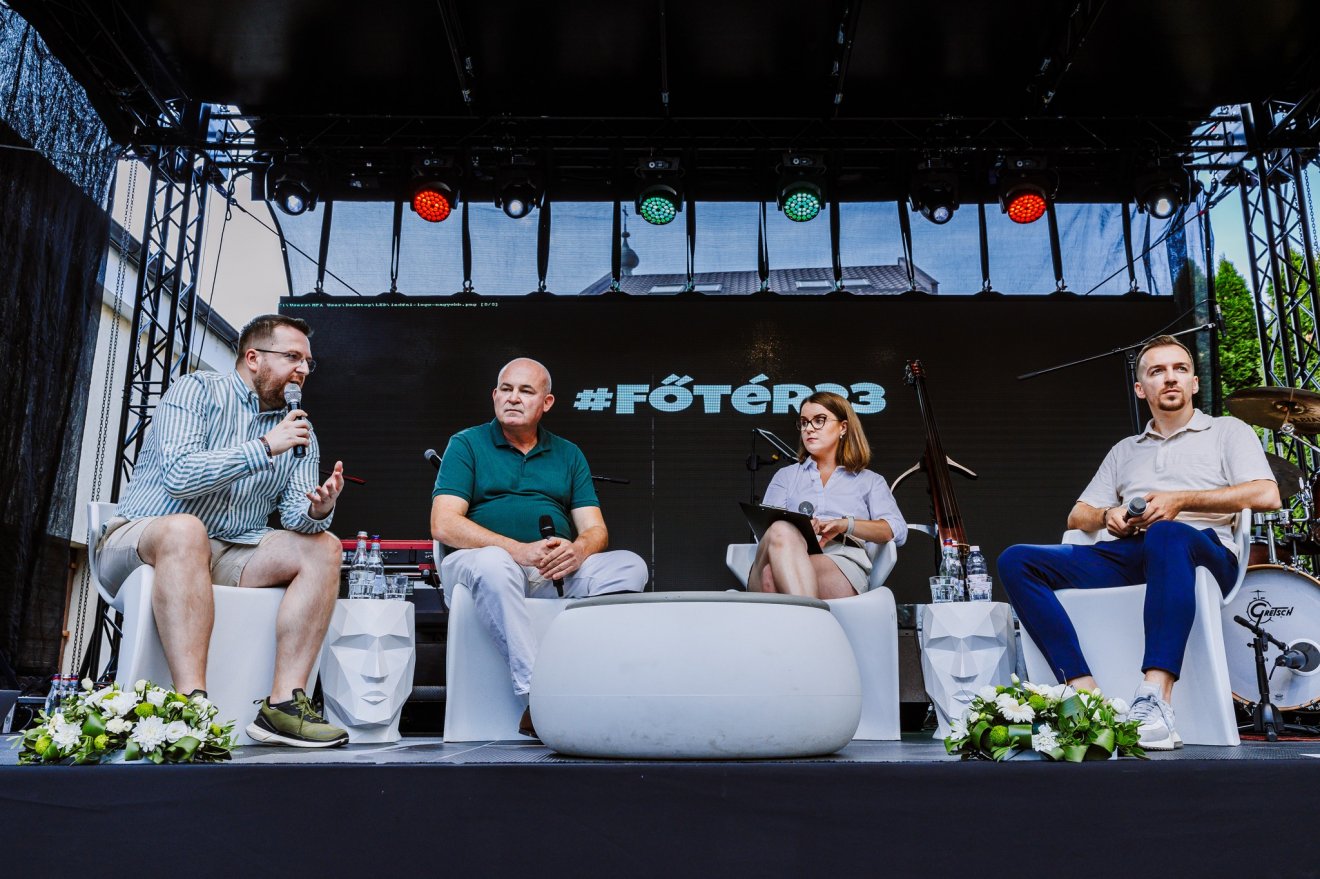 Talpas Botond, Szalay-Bobrovniczky Vince, Szabó-Csorba Zsuzsanna Emese és Geréd Imre beszélgetett az erdélyi civil szervezetek működéséről •  Fotó: Serar Szabolcs