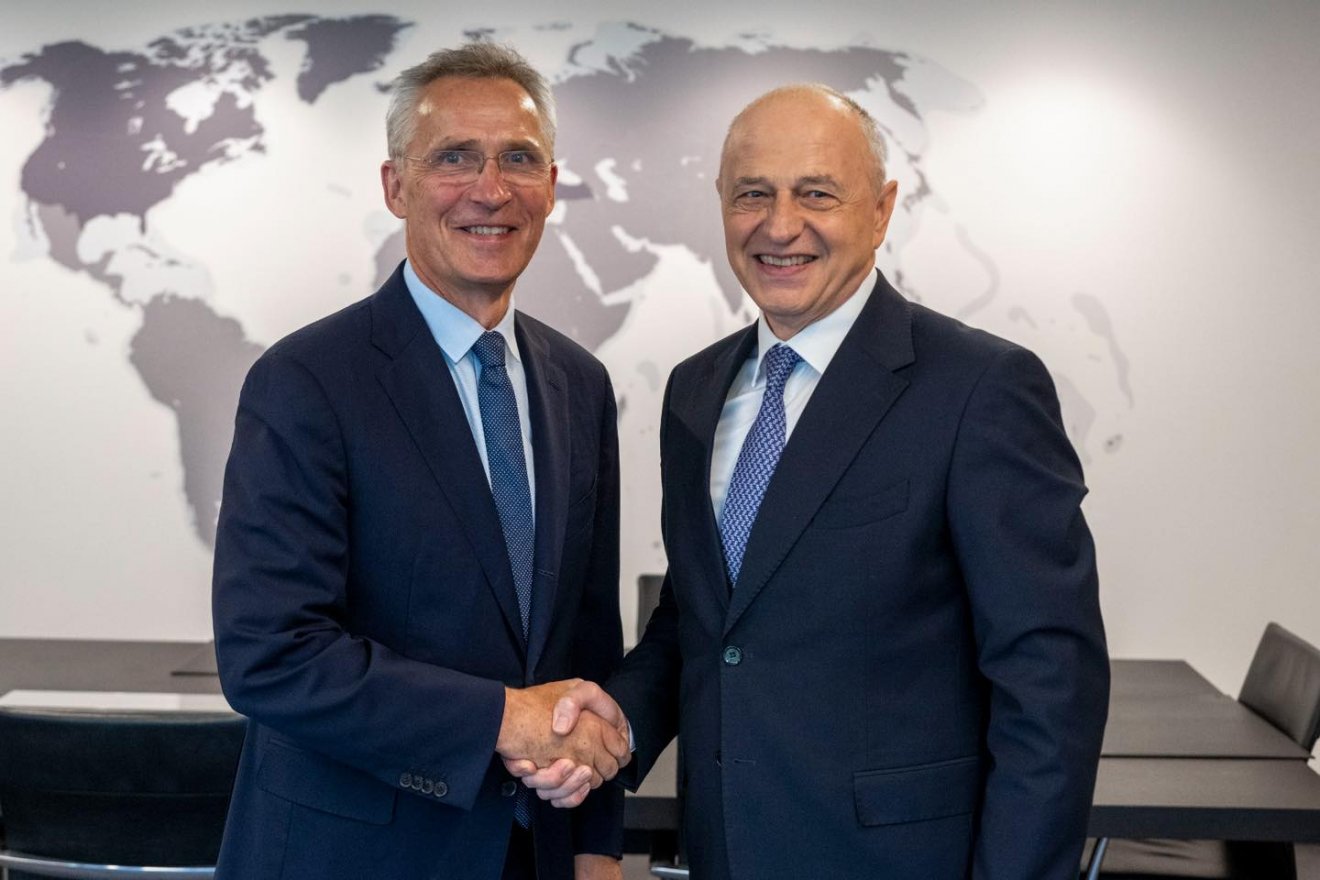 Jens Stoltenberg főtitkár búcsúzik Mircea Geoanától a NATO brüsszeli székházában •  Fotó: Mircea Geoană/Facebook