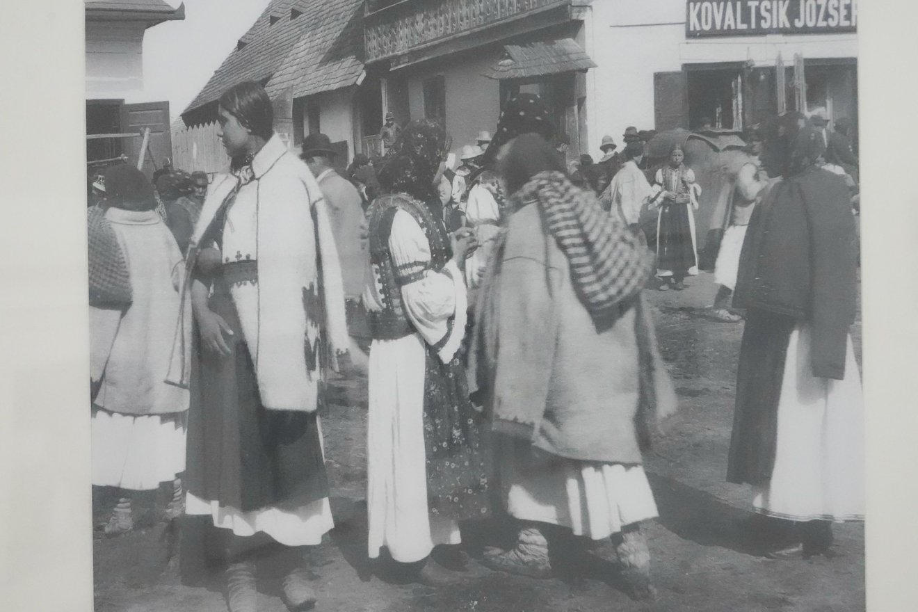 A cégtáblák is információkat árulnak el: például 1903-ban Kováltsik Józsefnek volt üzlete Bánffyhunyadon •  Fotó: Oláh-Badi Levente