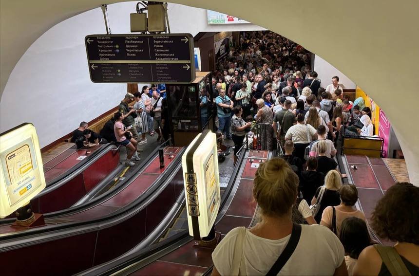 Menedék. Sokan a metróalagutakba menekültek a légitámadás elől •  Fotó: X