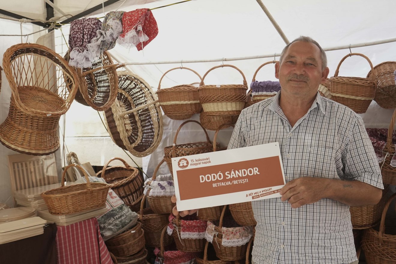 Dodó Sándor betfalvi kosárfonó. Hosszú nemzedékek óta viszi tovább a család az ősi mesterséget •  Fotó: Oláh-Badi Levente