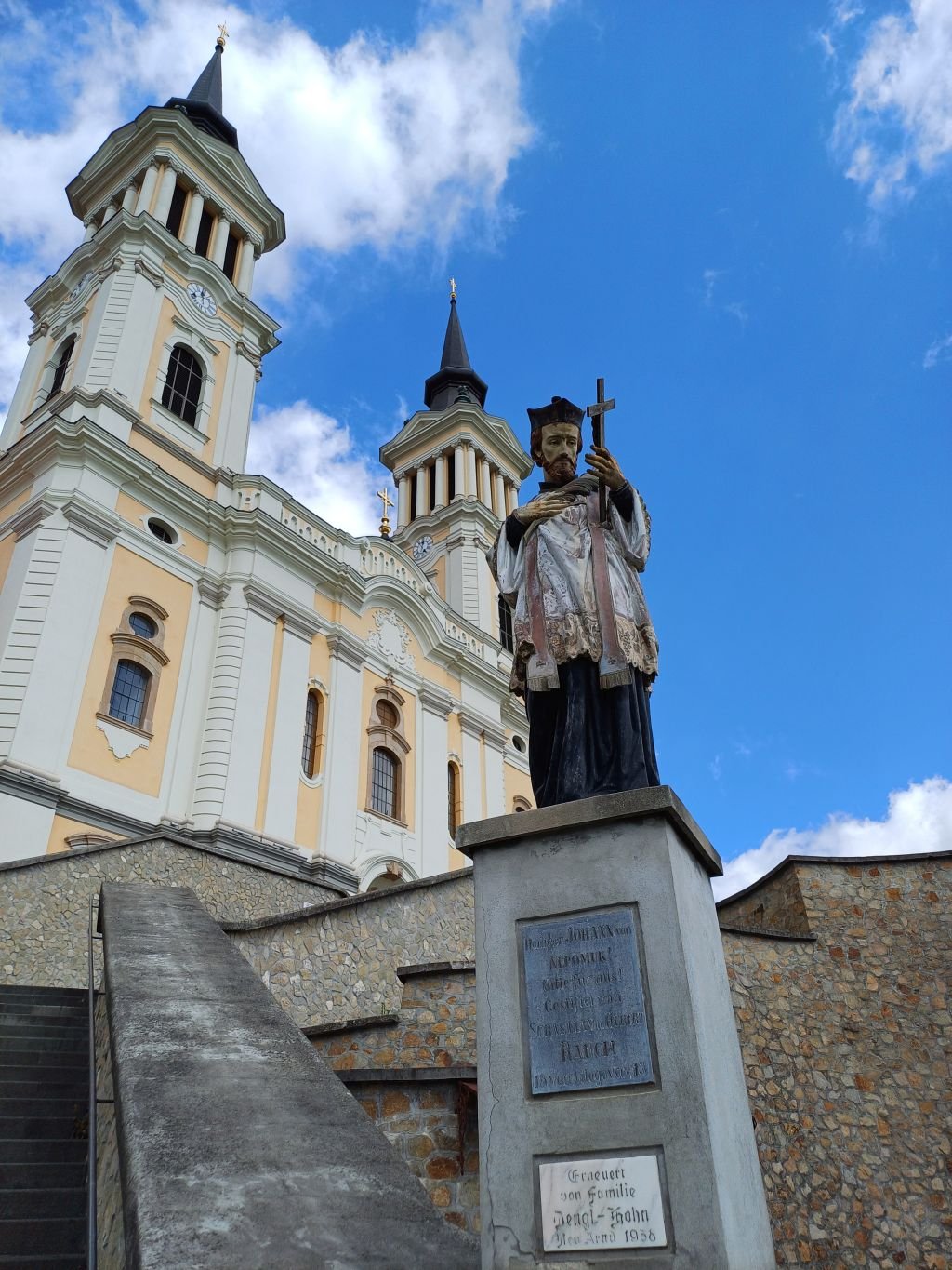 Nepomuki Szent János szobra a templomhoz vezető lépcsősor aljában •  Fotó: Pataky Lehel Zsolt