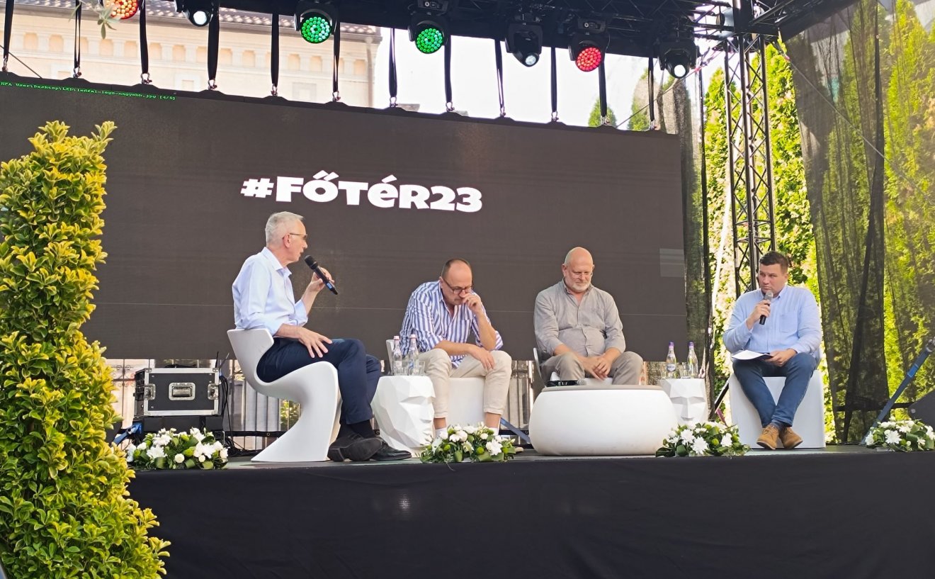 Székely István, Németh Zsolt, Zakariás Zoltán fejtette ki véleményét a Grezsa Csaba (balról jobbra) által moderált pódiumbeszélgetésen •  Fotó: Tóth Gödri Iringó
