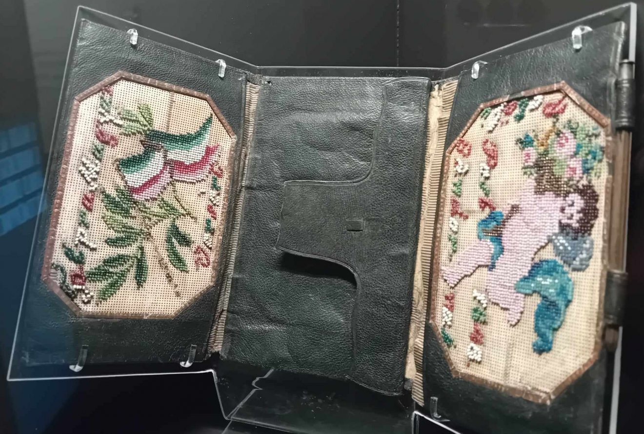 A kecskebőrből készült pénztárcán az alábbi felirat olvasható: Talpra Magyar versért. Pest 1848 Petőfi Sándornak •  Fotó: Bede Laura