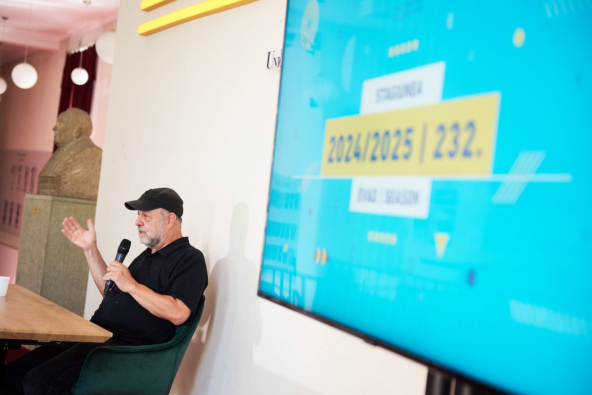 Tompa Gábor igazgató a Kolozsvári Állami Magyar Színház új évadában várható premiereket, fesztiválokat, valamint a jelenlegi anyagi nehézségeket ismertette •  Fotó: Biró István / Kolozsvári Állami Magyar Színház
