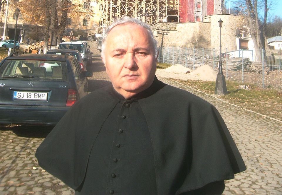 Reinholz András plébános egy a 2013-as felújításkor készült fotón •  Fotó: Pataky Lehel Zsolt