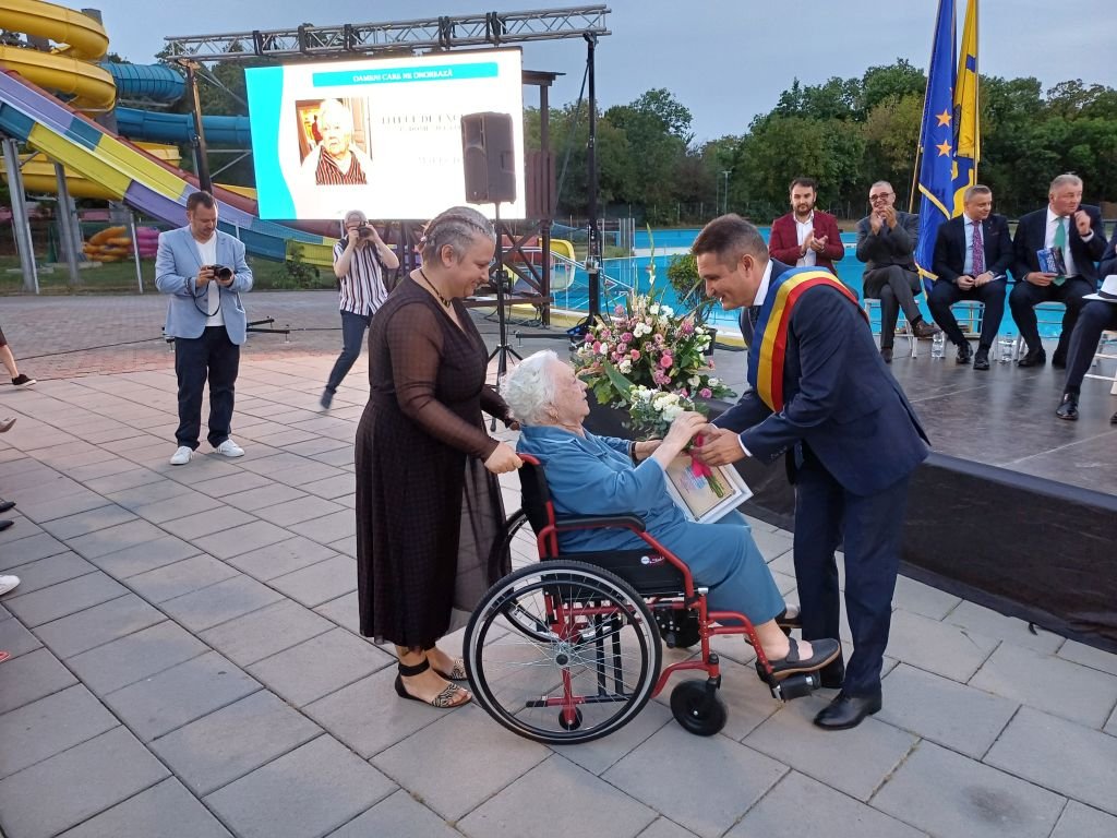 Tóth Mária meghatottan vett át az oklevelet a polgármestertől •  Fotó: Pataky Lehel Zsolt