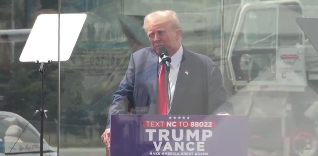 Kemény bírálatok. Trump üveglapok mögött állva tette felelőssé Bident és Harrist a világban dúló válságokért •  Fotó: Truth Social/Donald Trump