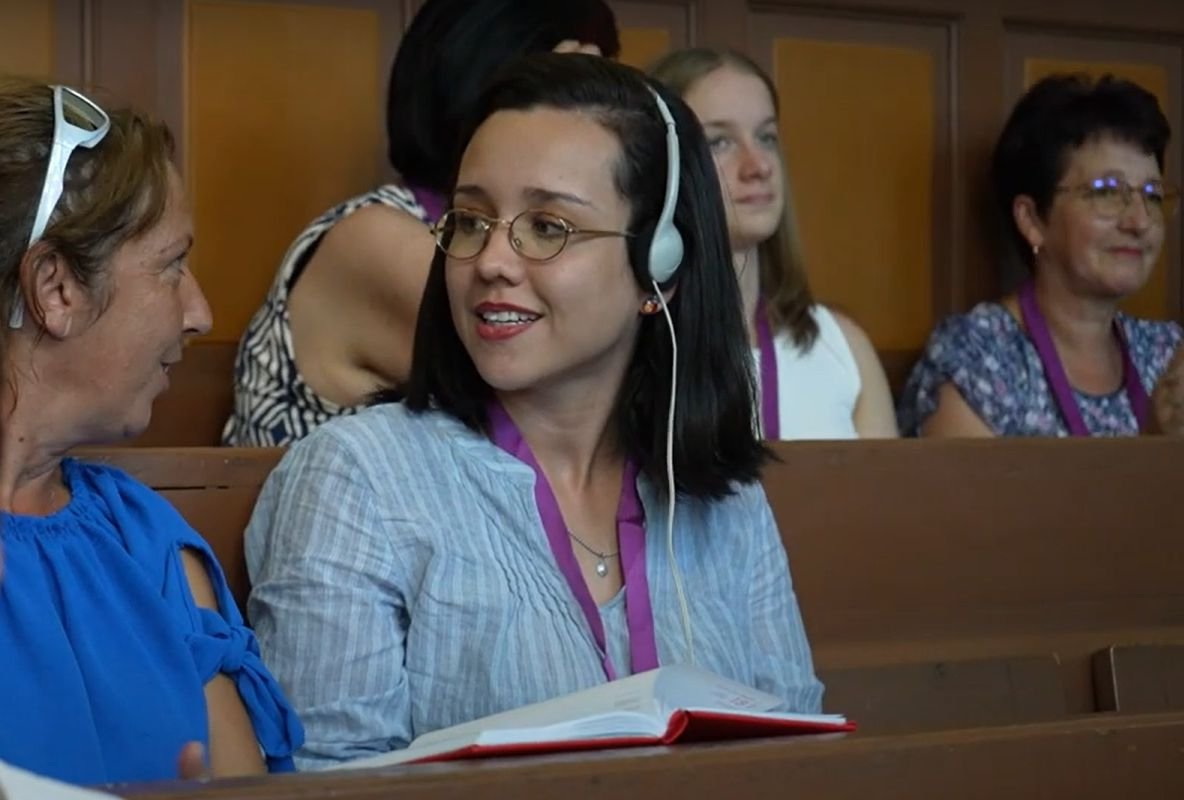A Brazíliából érkező fiatal lány, Carolina Mauel (középen) •  Fotó: Oláh-Badi Levente/képernyőkép