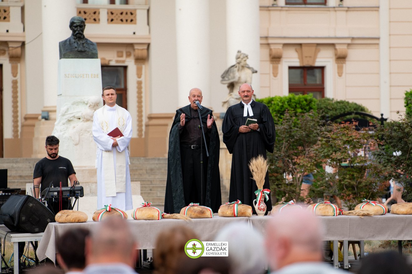 Orosz Roland római katolikus segédlelkész, Sándor Lajos nyugalmazott református lelkipásztor és Mátyás Attila nagyváradi evangélikus-lutheránus lelkész áldotta meg a kenyeret •  Fotó: Facebook/Érmelléki Gazdák Egyesülete