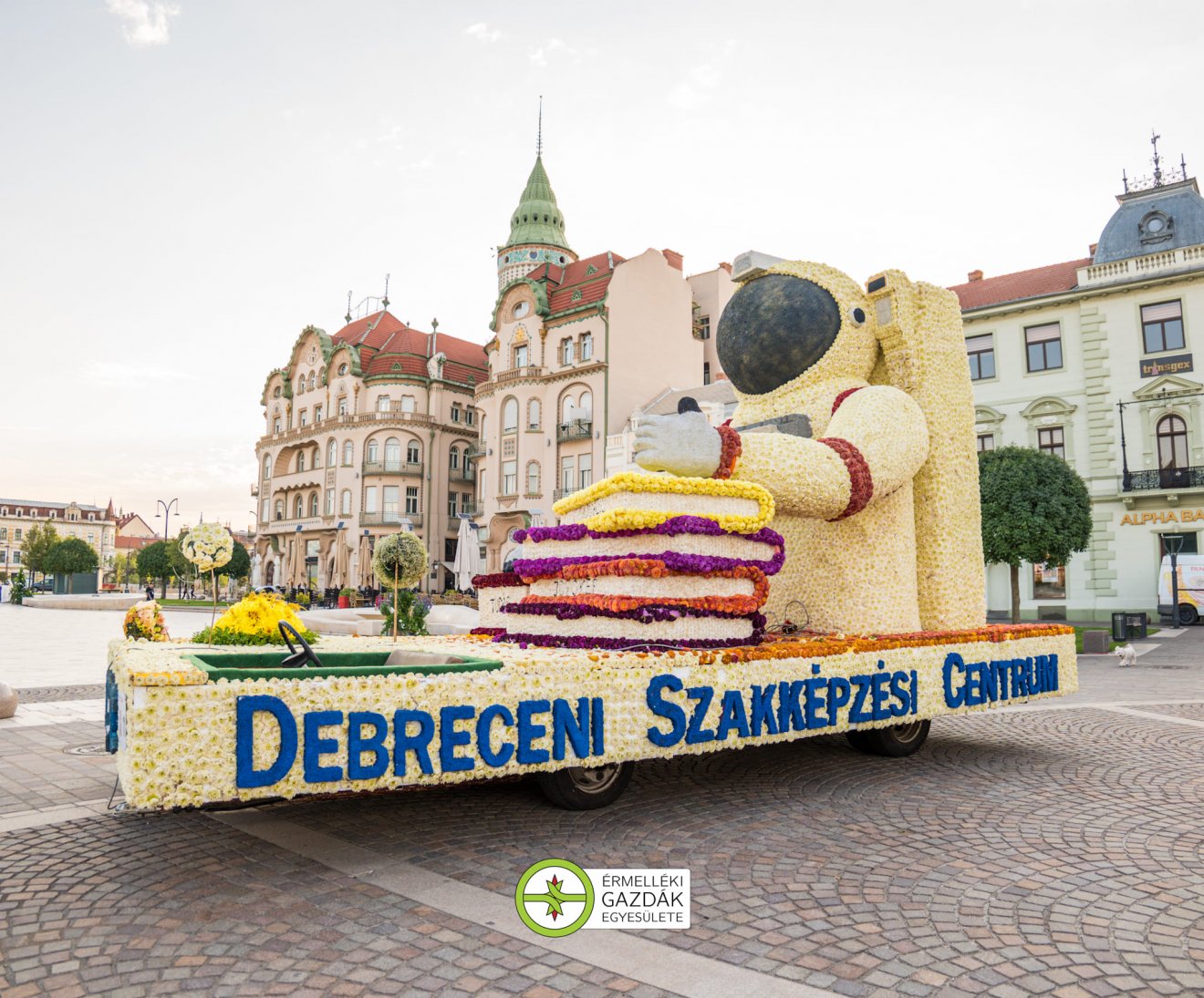 A Debreceni Szakképzési Centrum kompozíciójának virág-űrhajósa a jövőkép, tudás, innováció hármasára hívja fel a figyelmet •  Fotó: Facebook/Érmelléki Gazdák Egyesülete