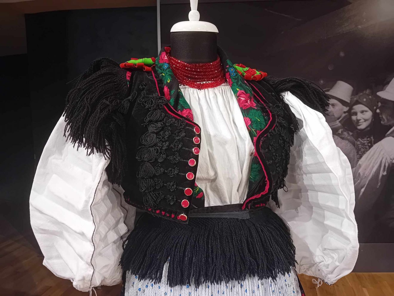 Fiatal lányok által, ünnepnapokon viselt darabok •  Fotó: Bede Laura