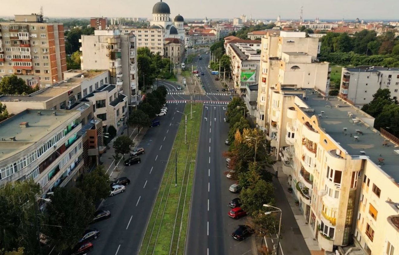 Zöldövezet a villamossín mentén a Hegyalja-térre vezető sugárúton •  Fotó: Aradi Polgármesteri Hivatal