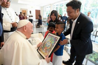 Ferenc pápa megérkezett a világ legnépesebb muszlim országába