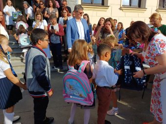 Tanszerekkel és ösztöndíjjal honorálja a magyar iskolaválasztást Arad megyében az RMDSZ és a Rákóczi Szövetség