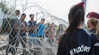 Brüsszelbe szállíthatják a migránsokat a magyar hatóságok az Európai Bizottsággal fennálló vita miatt