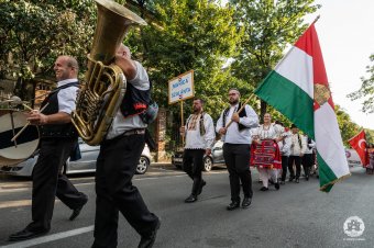 Színpompába borult a kincses város Főtere – Népviseleti felvonulással és táncgálával ünnepeltek a magyarnapozók (VIDEÓ)
